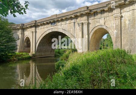 Dundas Aquädukt, das den Kennet und Avon Kanal über den Fluss Avon, in der Nähe von Limpley Stoke, Wiltshire / Somerset Grenze, Großbritannien, August trägt. Stockfoto