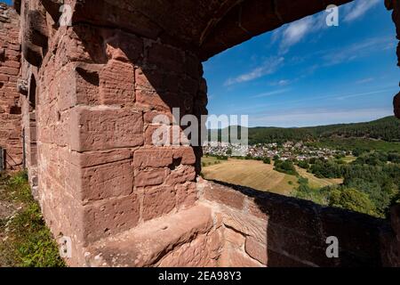 Blick von Felsenburg Altdahn nach Dahn, Wasgau, Pfälzer Wald, Pfalz, Rheinland-Pfalz, Deutschland Stockfoto