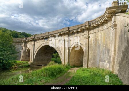 Dundas Aquädukt, das den Kennet und Avon Kanal über den Fluss Avon, in der Nähe von Limpley Stoke, Wiltshire / Somerset Grenze, Großbritannien, August trägt. Stockfoto