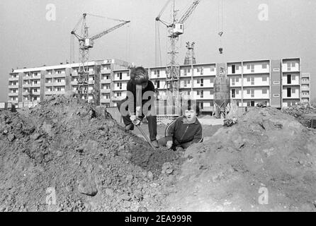 30. Juni 1984, Sachsen, Delitzsch: Mitte 1980s spielen Kinder auf einer Baustelle im Neubaugebiet Delitzsch West, wo neue Wohnhäuser entstehen. Das genaue Datum der Aufnahme ist nicht bekannt. Foto: Volkmar Heinz/dpa-Zentralbild/ZB Stockfoto