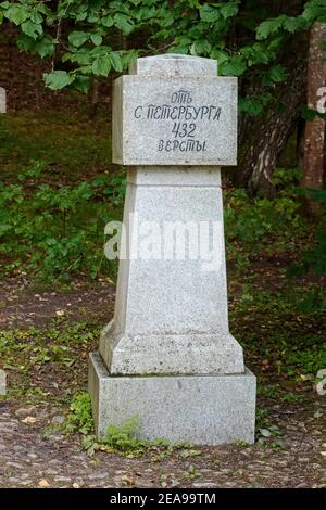 Die Milepost auf der Landstraße neben dem Michailowskoje gut. Die Inschrift auf der Säule stammt aus St. Petersburg 432 Wersten. Stockfoto