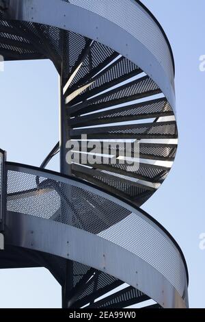 Vertikale Aufnahme einer Wendeltreppe Stockfoto