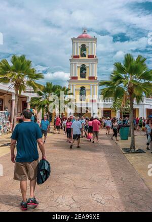 Cayo Santa Maria, Kuba, Februar 2016 - Touristen bummeln auf der Straße von La Estrella der touristische Marktplatz rund um den Turm von La Casa del Habano Stockfoto
