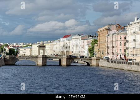 Sankt Petersburg, Russland, Juli 1: Stadtlandschaft mit Blick auf die Lomonosov-Brücke auf der Fontanka in St. Petersburg, 1. Juli 2020. Stockfoto