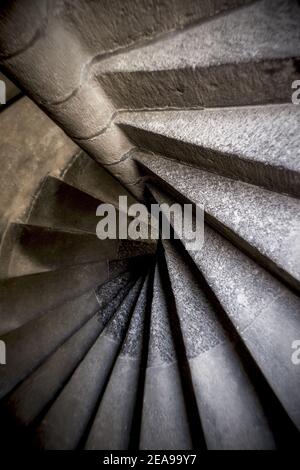 Vertikale Aufnahme einer alten Steintreppe Stockfoto