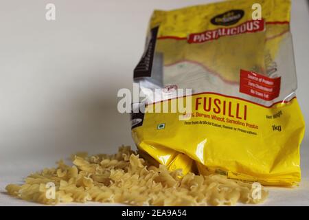 Mumbai, Maharashtra, Indien, Februar 08 2021: Fusilli-Pasta aus DISANO Markenverpackung mit gelben und roten Verpackungen. Markenbotschaft Pas Stockfoto