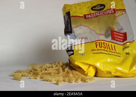 Mumbai, Maharashtra, Indien, Februar 08 2021: Fusilli-Pasta aus DISANO Markenverpackung mit gelben und roten Verpackungen. Markenbotschaft Pas Stockfoto