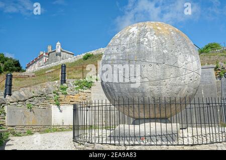 The Great Globe, ein 40 Tonnen schwerer Portlandsteinglobus mit einer Weltkarte, die auf der Oberfläche geschnitzt wurde, unterhalb von Durlston Castle, Durlston Head, Swanage, Dorset UK Stockfoto