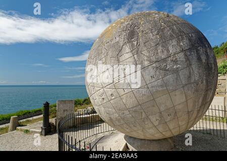 The Great Globe, ein 40 Tonnen schwerer Portlandsteinglobus mit einer Weltkarte, die auf der Oberfläche geschnitzt wurde, unterhalb von Durlston Castle, Durlston Head, Swanage, Dorset UK Stockfoto