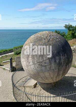 The Great Globe, ein 40 Tonnen schwerer Portlandsteinglobus mit einer Weltkarte, die auf der Oberfläche geschnitzt wurde, unterhalb von Durlston Castle, Durlston Head, Swanage, Dorset UK Stockfoto