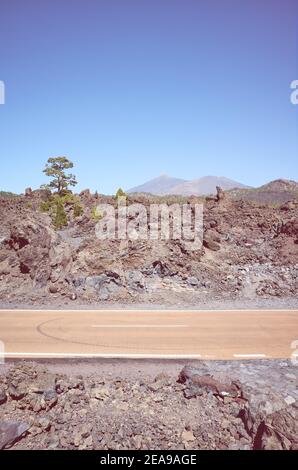 Landschaftlich schöne Straße durch vulkanisches Gelände, Retro-Stil getönten Bild, Teneriffa, Spanien. Stockfoto