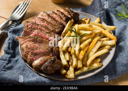 Hausgemachtes Rosmarin-Steak und Pommes mit Salz Stockfoto