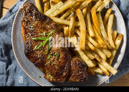 Hausgemachtes Rosmarin-Steak und Pommes mit Salz Stockfoto