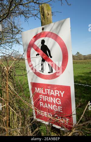 Schilder an der Grenze zu einem militärischen Schießstand warnen die Menschen vor Eintritt verboten. Dorset England GB Stockfoto