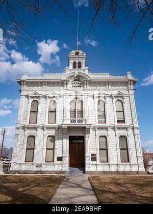 Vertikale Ansicht des viktorianischen Mono County Courthouse im malerischen Bridgeport, Kalifornien, USA. Stockfoto