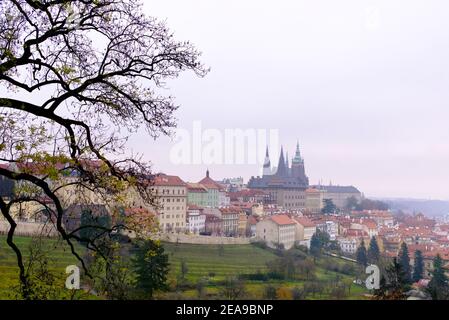 Blick auf Prag von Strahov Kloster, Burg und St. Veits Kathedrale an einem nebligen Tag. Stockfoto
