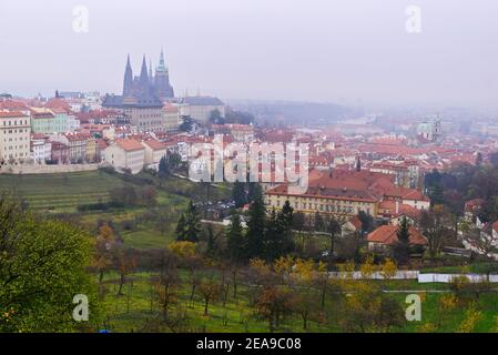 Blick auf Prag von Strahov Kloster, Burg und St. Veits Kathedrale an einem nebligen Tag. Stockfoto