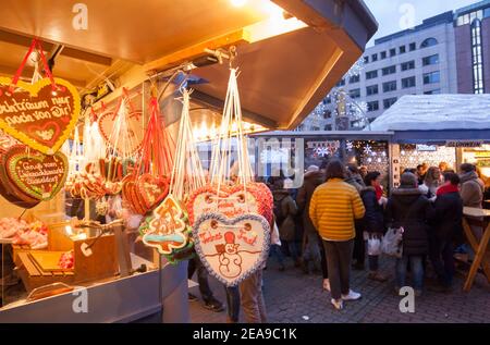 Weihnachtsmarkt vor dem Carsch-Haus, Düsseldorf Stockfoto