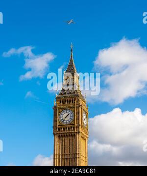 Flugzeug über Big Ben, London, England, Großbritannien Stockfoto