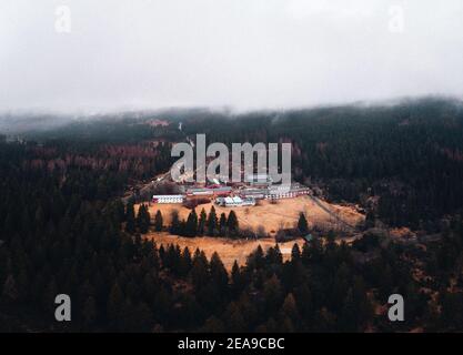 HARZ, DEUTSCHLAND - 25. Feb 2020: Ein Luftblick auf eine kleine süße Dorfstadt im Wald mit stürmischen dicken Wolken Stockfoto