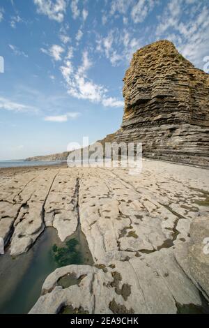 "Sphinx Rock" Klippe am Nash Point mit Schichten von Kalkstein und Muststeinfelsen und wellenförmigen Bürgersteig, Glamorgan Heritage Coast, Wales, Großbritannien. Stockfoto