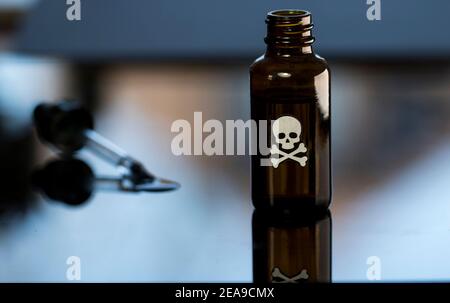 Giftflasche Nahaufnahme Gift. Tod und toxisches Konzept mit einer Flasche Gift aus nächster Nähe. Stockfoto