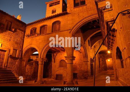 Beleuchtete kleine Straßen in der Nacht in Viterbo, Italien Stockfoto
