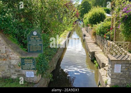 Eingang zum teilweise restaurierten Somerset Coal Canal vom Kennet und Avon Canal, in der Nähe von Bath, Somerset, Großbritannien, August. Stockfoto