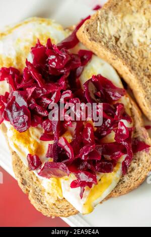 Hausgemachtes Rotkohl Sauerkraut mit Ei auf braunem Brot Essen Stillleben Stockfoto