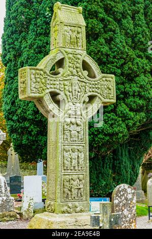 Westwand. Das Muiredach Kreuz ist ein großes 10th, oder möglicherweise 9th Jahrhundert keltisches Kreuz, 5,5 Meter hoch in Monasterboice in der Grafschaft Louth in der Stockfoto