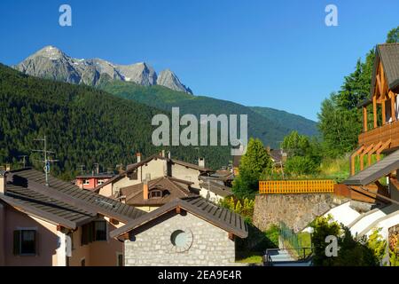 Ponte di Legno, Provinz Brescia, Lombardei, Italien. Altstadt im Camonica-Tal Stockfoto