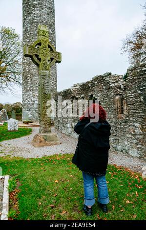 Ostseite. Das West Cross oder Tall Cross ist ein großes keltisches Kreuz innerhalb des Monasterboice Geheges in der Grafschaft Louth, Irland. Drogheda Stockfoto