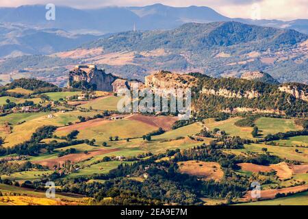 Panoramablick auf die Landschaft rund um die Republik San Marino bis zur Rocca di San Leo, Italien Stockfoto