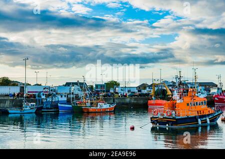 Fischerboote dockten am Pier, Howth Fishery Harbour. Howth, County Dublin, Irland, Europa Stockfoto