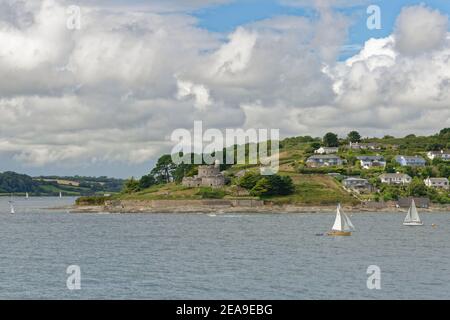 Blick über den St. Mawes Hafen auf das 16th. Jahrhundert St. Mawes Castle von der Roseland Halbinsel, South Cornwall, Großbritannien, August. Stockfoto