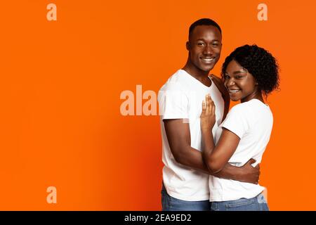 Nettes afroamerikanisches Paar umarmt und lächelt an der Kamera Stockfoto