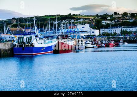 Fischerboote dockten am Pier, Howth Fishery Harbour. Howth, County Dublin, Irland, Europa Stockfoto