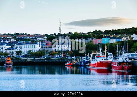 Fischerboote dockten am Pier, Howth Fishery Harbour. Howth, County Dublin, Irland, Europa Stockfoto