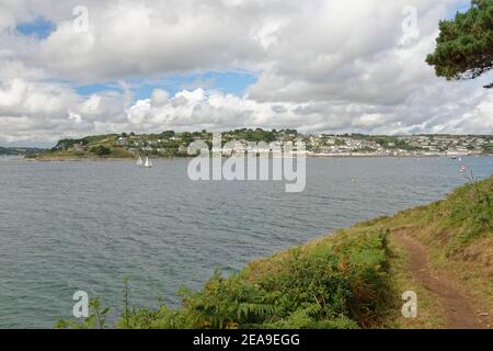 Blick über den Hafen von St. Mawes zum Dorf St. Mawes vom South West Coast Path am Carricknath Point auf der Roseland Peninsula, South Cornwall, Großbritannien. Stockfoto