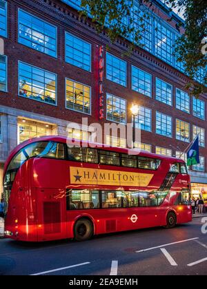 Ein roter Londoner Bus hält vor dem Foyles Bookshop. Foyles Buchhandlung Buchhandlung in Charing Cross Road im Zentrum von London Großbritannien. Foyles wurde 1903 gegründet. Stockfoto