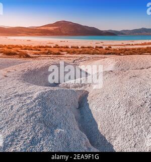 Panoramablick auf den weißen Sandstrand mit Grasbüschen auf den berühmten See Salda in der Türkei. Naturwunder und türkisches malediven-Konzept Stockfoto