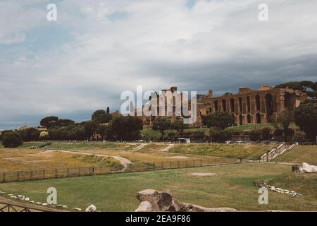 Rom, Italien, 23. Juni 2018: Panoramablick auf den Tempel des Apollo Palatinus auf Palatin Hügel des antiken Rom und Circus Maximus (Circo Massimo) ist ein Stockfoto