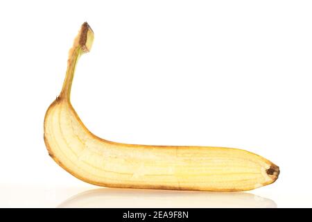 Eine Hälfte, längs geschnitten, gelbe, reife, organische, nahrhafte Banane, ohne Fruchtfleisch, Makro, auf weißem Grund. Stockfoto