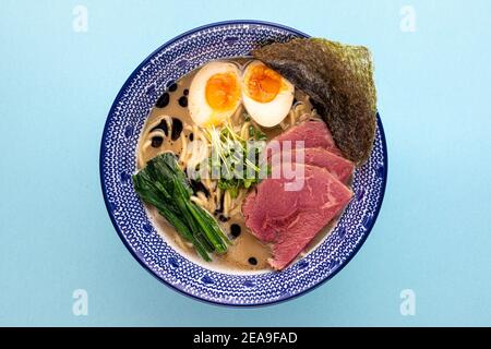 Tori paitan Ramen Suppe mit Pastrami und Eiern Stockfoto