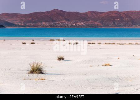 Landschaftlich reizvolle Landschaft mit einsamen Büschen am Ufer des beliebten Touristenziels in der Türkei - Salda See. Türkische malediven und Naturwunder Konzept Stockfoto