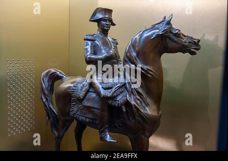 Rom, Italien Februar 4 2021: "Napoleone e il mito di Roma" - Traiano Markt, Imperial Forum Museum. Reiterstatue aus Bronze. © Andrea Sabbadini Stockfoto