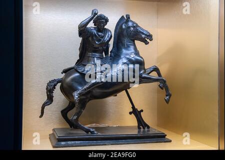 Rom, Italien Februar 4 2021: "Napoleone e il mito di Roma" - Traiano Markt, Imperial Forum Museum. Reiterstatue aus Bronze. © Andrea Sabbadini Stockfoto