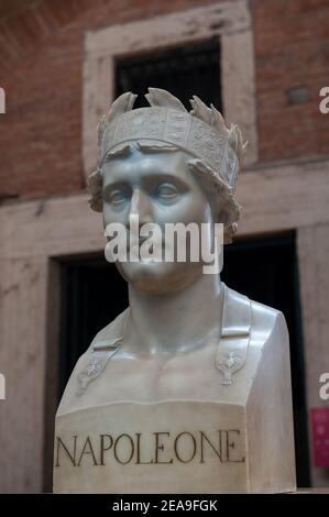 Rom, Italien Februar 4 2021: "Napoleone e il mito di Roma" - Traiano Markt, Imperial Forum Museum. Marmorbüste Napoleons mit der eisernen Krone. © An Stockfoto