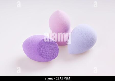 Set von bunten Make-up Blending Schwämme (Schönheit Mixer) isoliert auf einem weißen Hintergrund. Stockfoto