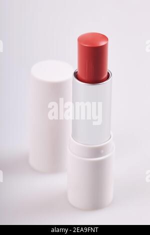 Schöner leuchtend roter Lippenstift im matten Behälter isoliert auf Weißer Hintergrund Stockfoto